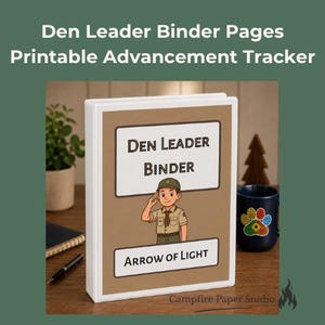 以下が含まれることがあります： Den Leader BinderおよびArrow of Lightというテキストが記載された、ベージュ色の表紙を持つ白い3穴バインダー。表紙には、ベージュの制服を着て敬礼している人物の漫画風のイラストが描かれています。バインダーは平らな場所に直立しています。