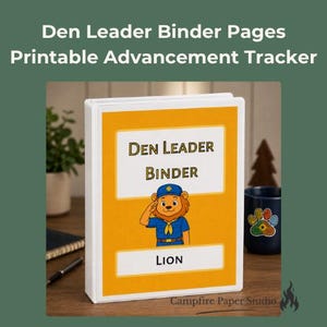 以下が含まれることがあります： Den Leader BinderおよびLionというテキストが記載された黄色い表紙の白い3リングバインダー。表紙には、青いスカウトの制服と帽子を身につけ、敬礼をしているライオンのキャラクターが描かれています。デザインには白い長方形のラベルが含まれています。