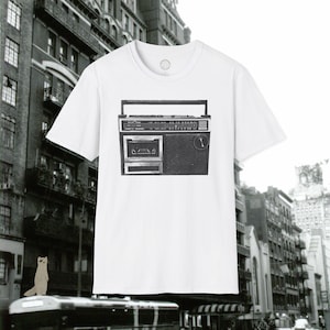 Maglietta retrò Boombox, maglietta musicale vintage, regalo per gli amanti della musica, maglietta grafica casual, moda nostalgica anni '80