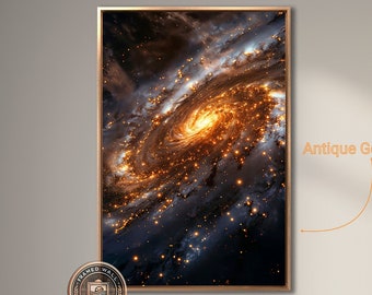 Può includere: Stampa incorniciata di una galassia con cornice dorata antica. L'opera presenta una galassia a spirale con stelle arancioni e gialle brillanti su uno sfondo blu scuro e nero. La stampa è appesa sopra un tavolo da pranzo.