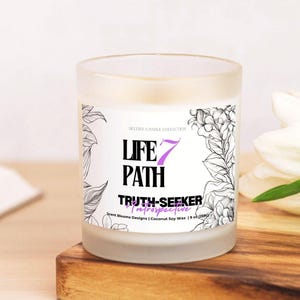 Vela con el Camino de la Vida 7, Afirmación Positiva, Fecha de Nacimiento, Rasgos de Personalidad Únicos, Carta Natal, Numerología, Mecha de Madera, Frasco de 11 oz