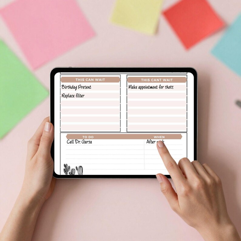 Op de afbeelding: Een digitale tablet met een takenplanner-sjabloon met drie secties genaamd This Can Wait, This Cant Wait en To Do/When. De planner bevat lijnen voor tekst, een cactusillustratie en tekstinvoer zoals Birthday Present, Replace filter, Make appointment for shots en Call Dr. Garza.