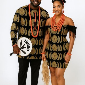 Schwarzes Isiagu Outfit für ein Igbo Paar: Traditionelle Hochzeitskleidung