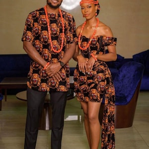 Schwarz - Rotes Isiagu Outfit: Igbo Paar Traditionelle Hochzeitskleidung