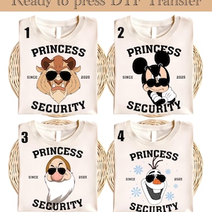 Op de afbeelding: Vier crèmekleurige t-shirts met verschillende cartoonkarakterontwerpen. Elk shirt heeft de woorden "PRINCESS SECURITY" en "SINCE 2025". De karakters zijn Beest, Mickey Mouse, Grumpy en Olaf, allemaal met een zonnebril.