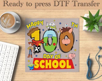 Happy 100 Days Of School DTF, Toy Story 100 Days of School, klaar om te drukken, Toy Story-personage DTF-overdracht, cadeau voor kind Schooltransfers