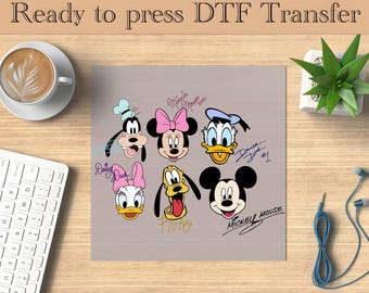 Transferencia de firmas de personajes de Disney (DTF), Mickey y sus amigos listos para imprimir, transferencia térmica de Disneyland, viaje familiar a Disneyworld (DTF)