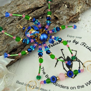 Ornamento natalizio a forma di ragno con perline cloisonné a forma di colibrì blu metallizzato e leggenda tedesca in lamé, regalo di Natale per l&#39;amicizia, TreasuresbyTiziana®
