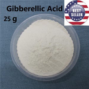 以下が含まれることがあります： 透明なプラスチックボウルに入っている白い粉末。ラベルには「ジベレリン酸 25 g」と記載されています。