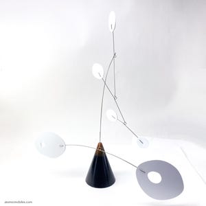 Kinetic Art Stabile: Moderne Tischskulptur in Schwarz & Orange