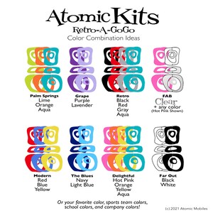 Pu&ograve; includere: Idee di combinazione di colori Atomic Kits Retro-A-GoGo per progetti di artigianato. L'immagine mostra 8 combinazioni di colori diverse con nomi come Palm Springs, Grape, Retro, FAB, Modern, The Blues, Delightful e Far Out. Ogni combinazione presenta 4 colori in un motivo geometrico unico.