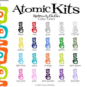 Pu&ograve; includere: Tabella colori per i kit mobili Atomic Kits Retro-A-GoGo. La tabella mostra 16 diverse opzioni di colore per i kit, tra cui nero, rosso, grigio, bianco, trasparente, giallo, blu navy, blu, verde, oliva, azzurro, acqua, arancione, verde lime, verde scuro, rosa acceso, rosa, viola scuro, viola e lavanda.