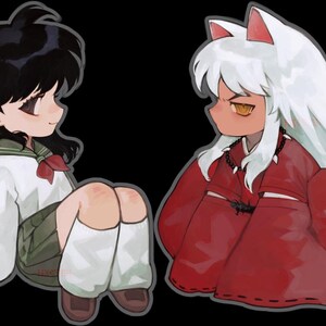 以下が含まれることがあります： 2 人の漫画のキャラクターのイラスト。1 人は黒髪の制服を着ており、もう 1 人は白髪と赤い衣装を着ています。キャラクターは座っており、お互いに向き合っており、背景は黒です。