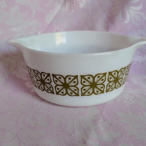 Vintage Pyrex Verde Green Square Flowers 1 1/2 QT Round Casserole Dish