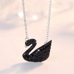 Schöne schwarze Ente (Schwan) Anhänger Halskette, Anhänger mit Kette für Frauen-Mädchen, schwarze runde Moissanite Diamant Schwan Halskette, Geburtstagsgeschenk