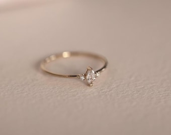 Zierlicher Drei-Stein-Ring, Marquise & Rundschliff Moissanite Diamant Ring, minimalistischer kleiner Ring, zarter täglicher Verschleißring, Versprechensring für sie