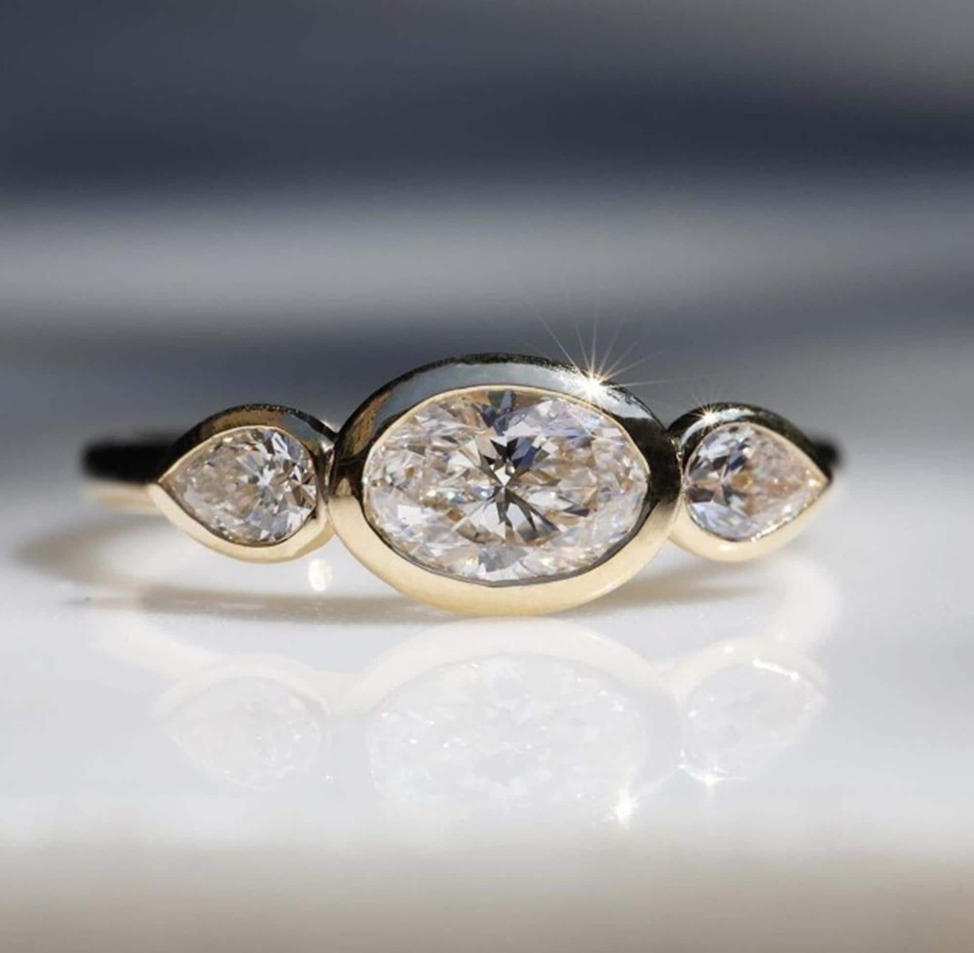 Horizontaler Drei Stein Ring, Lünette Set Oval & Moissanite Diamant Ring, 14K Gelbgold Minimalist Ring, Verlobungsring Vorschlag