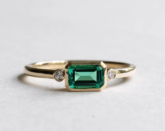Minimalistischer Drei-Stein-Ring, Ost-West-Grün-Smaragd und runder CZ-Steinring, Lünette Set Trilogy Ring, 14K Gelbgold Verlobungsring