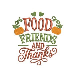 Könnte beinhalten: Ein Stickmuster mit dem Text FOOD FRIENDS AND THANKS in orangefarbener und grüner Schrift. Zwei orangefarbene Kürbisse mit grünen Blättern und Ranken befinden sich an den Seiten, mit zwei kleinen grünen Herzen in der oberen Mitte.