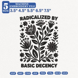 Può includere: Un disegno per ricamo a macchina nero con una composizione floreale centrale di foglie e varie forme di fiori. Il testo RADICALIZED BY BASIC DECENCY è arcuato sopra e sotto il disegno. Disponibile in 5 dimensioni: 8,9, 11,4, 14, 16,5 e 19,1 cm.