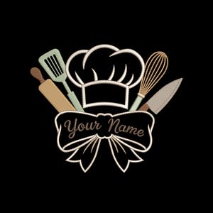Può includere: Un disegno ricamato con un cappello da chef centrale affiancato da un mattarello, una spatola, una frusta e un coltello. Sotto gli utensili si trova un nastro nero con il testo Your Name in un carattere corsivo marrone chiaro su sfondo nero.