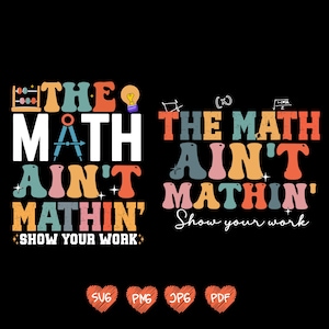 Puede incluir: Un diseño gráfico negro con el texto "THE MATH AIN'T MATHIN' SHOW YOUR WORK" en un estilo retro. El diseño incluye símbolos matemáticos y los tipos de archivo SVG, PNG, JPG y PDF.