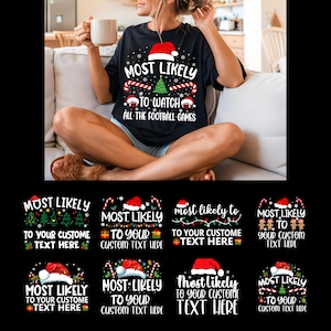以下が含まれることがあります： 黒いTシャツに「MOST LIKELY TO WATCH ALL THE FOOTBALL GAMES」の文字が白、赤、緑でプリントされています。デザインにはサンタ帽、キャンディケイン、フットボールが含まれています。追加のデザインが以下に表示されています。