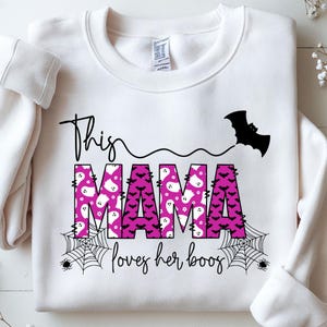 このママはブーイングが大好き PNG、不気味なママ SVG、不気味な季節 PNG、ハロウィンママ 2025、ゴースト PNG、子供たちとハロウィンママ、秋 SVG PNG