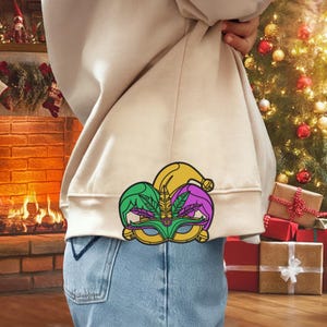 Mardi Gras-coquettemasker met veren zijstrik borduurwerk ontwerp digitaal bestand, carnavalborduurwerk, fleur de lis png, Mardi Gras-borduurwerk