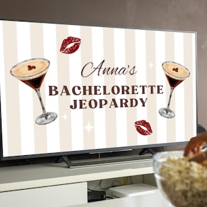 Può includere: Un televisore mostra un gioco personalizzato per un addio al nubilato. Lo schermo presenta uno sfondo a righe, illustrazioni di martini e il testo "Anna's Bachelorette Jeopardy". Le impronte di labbra rosse decorano il design.