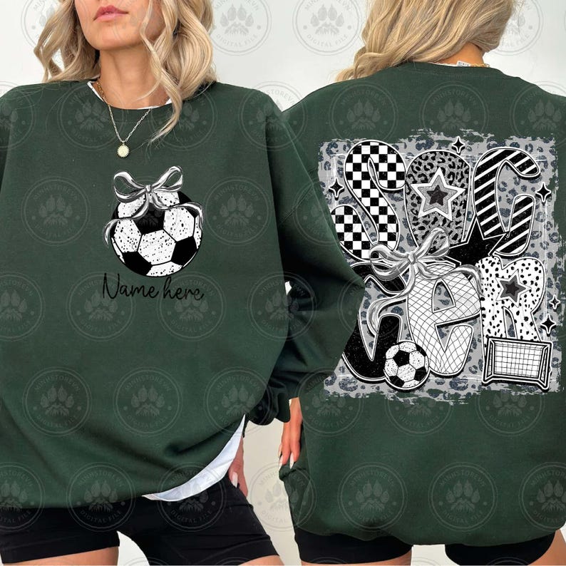 Puede incluir: Una sudadera verde oscuro con un gr&aacute;fico de bal&oacute;n de f&uacute;tbol en la parte delantera y un gr&aacute;fico con la palabra "Soccer" en la parte posterior. El gr&aacute;fico del bal&oacute;n de f&uacute;tbol tiene un lazo en la parte superior y el texto "Name here" debajo.