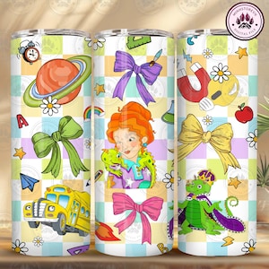 Può includere: Un bicchiere con un design a cartoni animati colorato. Il design include un autobus scolastico, un pianeta con anelli, un'insegnante con un drago, fiocchi e altri elementi a tema scolastico. Lo sfondo è un motivo a scacchi dai colori pastello.