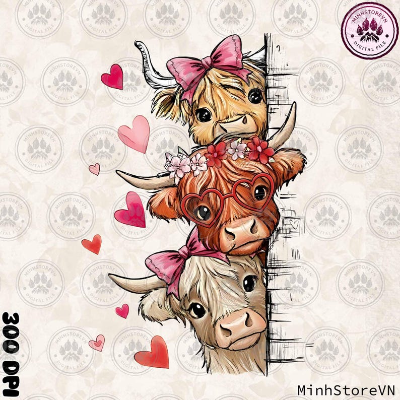 Puede incluir: Ilustraci&oacute;n digital de tres vacas de las Tierras Altas asom&aacute;ndose por detr&aacute;s de una pared. Las vacas tienen lazos rosas, gafas en forma de coraz&oacute;n y coronas de flores. Corazones rosas flotan alrededor. Incluye el texto "300 DPI" y "MinhStoreVN".
