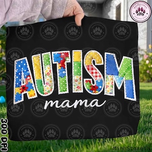 以下が含まれることがあります： カラフルなパッチワーク文字で「AUTISM」と白い筆記体で「mama」と書かれた黒いトートバッグ。文字は、パズルのピースや花柄など、さまざまなパターンで埋められています。バッグは人が持っています。