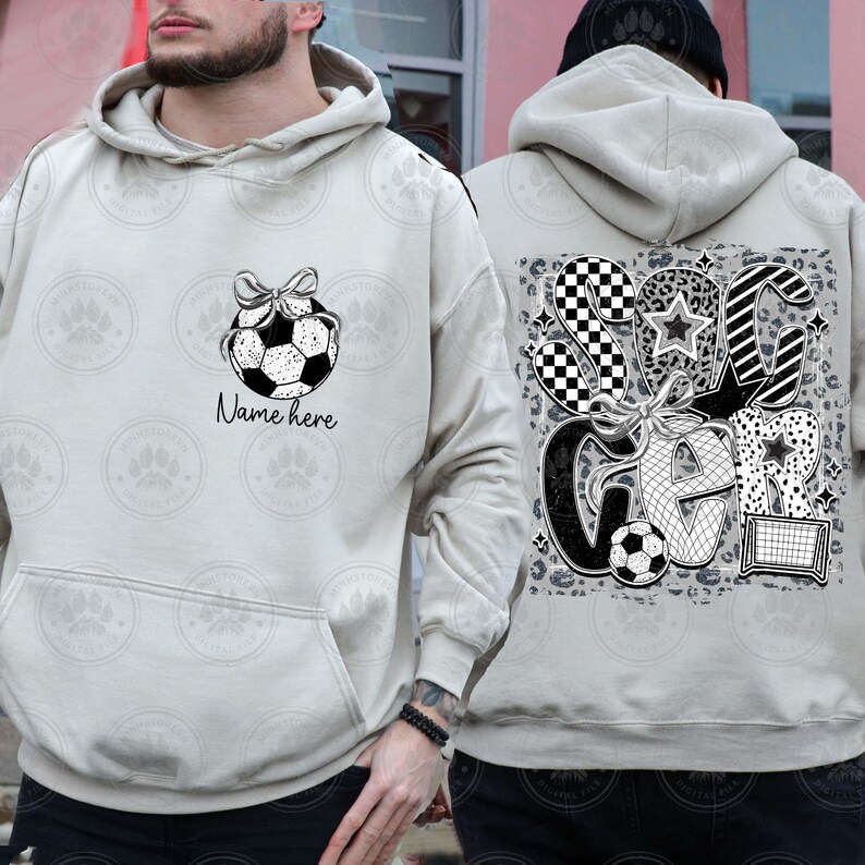 Puede incluir: Una sudadera con capucha gris claro con un gr&aacute;fico de bal&oacute;n de f&uacute;tbol blanco y negro en la parte delantera y un gr&aacute;fico de "Soccer" blanco y negro en la parte posterior. El texto "Name here" est&aacute; impreso debajo del gr&aacute;fico del bal&oacute;n de f&uacute;tbol.