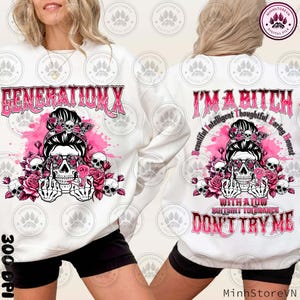 以下が含まれることがあります： サングラスをかけたスカル、バラ、スカルのグラフィックが特徴の白いスウェットシャツ。「GENERATION X」の文字がスカルの上にあります。スウェットシャツの背面には、追加のテキストとともに「I'M A BITCH」と書かれています。