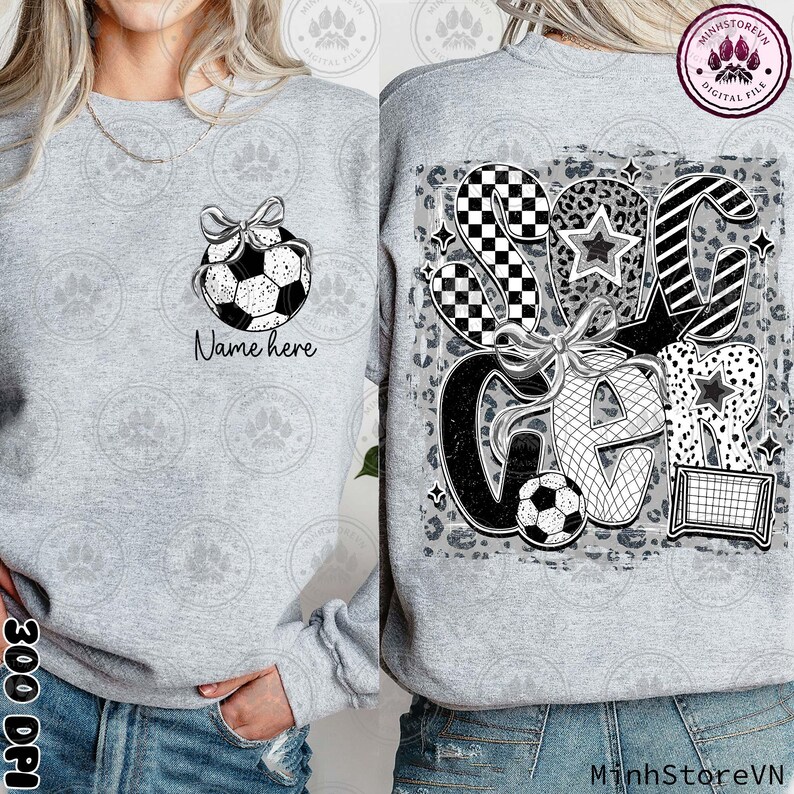Puede incluir: Una sudadera gris con un dise&ntilde;o en blanco y negro que presenta una pelota de f&uacute;tbol, una estrella y la palabra "Soccer". El dise&ntilde;o est&aacute; sobre un fondo de estampado de leopardo gris y blanco. La sudadera tiene un dise&ntilde;o de pelota de f&uacute;tbol en blanco y negro en la parte delantera con el texto "Name here".