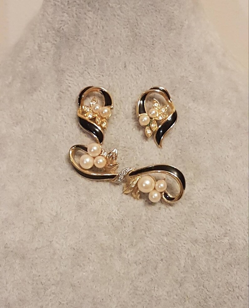 Vintage Gold Tone with Black Enamel and Faux Pearl Brooch and matching Earrings