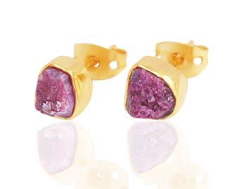 Ruby gold studs-Druzy boucles d’oreilles studs-Posts-July Birthstone boucles d’oreilles-Minimaliste-Designer clous de pierre précieuse brute-lunette set-Modern Jewelry-AHAAVI