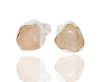 Boucles d’oreilles stud -Rose Quartz Studs-Raw Gemstone boucles d’oreilles-Minimaliste-18K Or rempli-Designer bijoux-lunette set-Modern Jewelry-AHAAVI