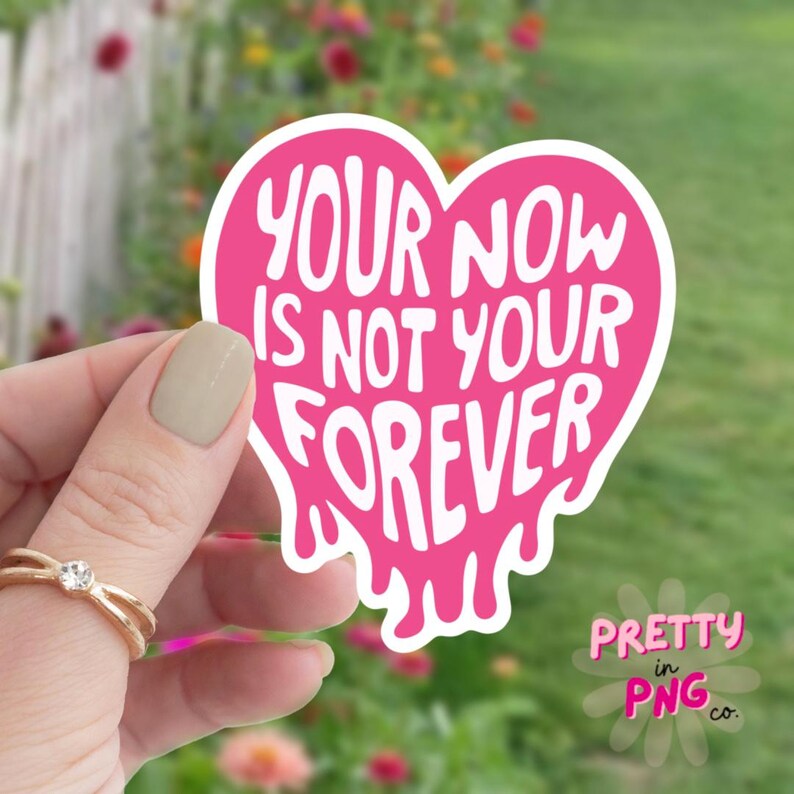 Puede incluir: Pegatina rosa en forma de coraz&oacute;n con el texto "Your now is not your forever" en letras blancas. La pegatina tiene un efecto de goteo en los bordes.