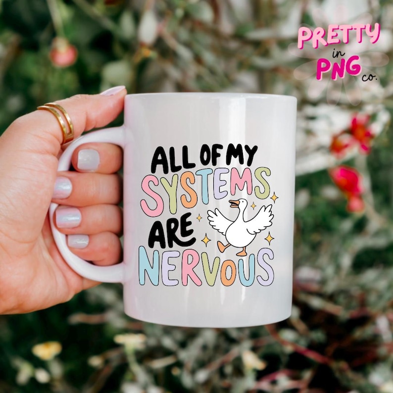 Puede incluir: Taza de cer&aacute;mica blanca con un gr&aacute;fico colorido que dice "All of my systems are nervous" con una ilustraci&oacute;n de ganso de dibujos animados.