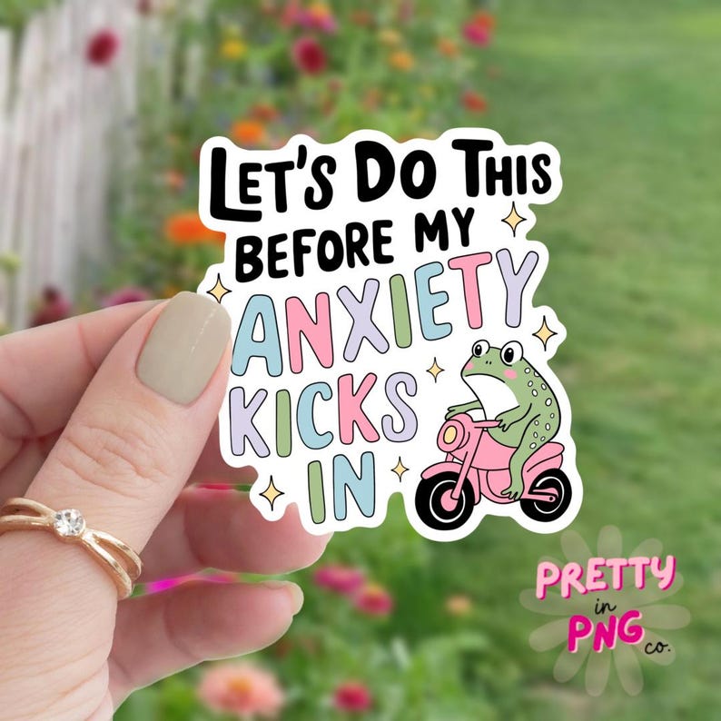 K&ouml;nnte beinhalten: Ein wei&szlig;er Aufkleber mit einem gr&uuml;nen Frosch, der ein rosa Motorrad f&auml;hrt. Der Aufkleber sagt "Let's do this before my anxiety kicks in".