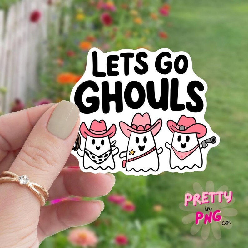 Pode incluir: Um adesivo branco com tr&ecirc;s fantasmas de desenho animado usando chap&eacute;us de caub&oacute;i rosa e o texto "Lets Go Ghouls".