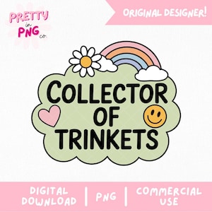 以下が含まれることがあります： 緑色の雲の形に「COLLECTOR OF TRINKETS」の文字が入ったデジタルグラフィック。デイジー、虹、ハート、スマイリーフェイスで装飾されています。「ORIGINAL DESIGNER!」と「DIGITAL DOWNLOAD | PNG | COMMERCIAL USE」の文字も含まれています。
