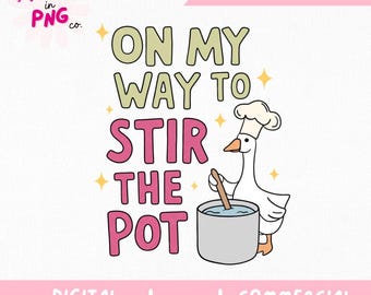 Könnte beinhalten: Digitales Grafikdesign mit dem Text "ON MY WAY TO STIR THE POT" in Grün und Rosa. Eine Cartoon-Gans mit Kochmütze rührt in einem Topf. Der Text "DIGITALER DOWNLOAD", "PNG" und "KOMMERZIELLE NUTZUNG" ist ebenfalls enthalten.