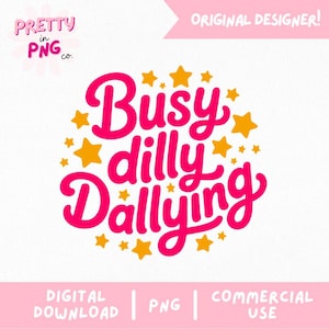 以下が含まれることがあります： 鮮やかなピンク色の「Busy dilly Dallying」というフレーズと黄色の星が描かれたデジタルデザイン。デザインには「Original Designer!」と「Digital Download | PNG | Commercial Use」の文字も含まれています。