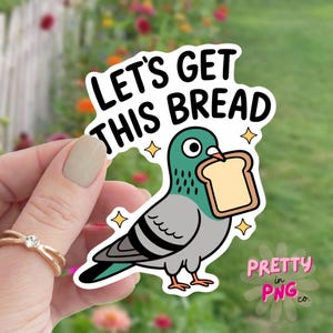 Może przedstawiać: Naklejka z kresk&oacute;wkowym gołębiem trzymającym kromkę chleba. Tekst "LET'S GET THIS BREAD" jest czarny. Gołąb jest szary, turkusowy i biały, z ż&oacute;łtymi gwiazdkami. Zabawny, dziwaczny design.