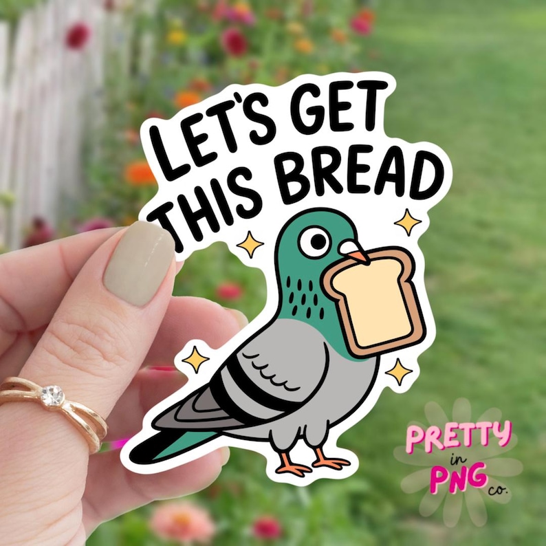 Może przedstawiać: Naklejka z kresk&oacute;wkowym gołębiem trzymającym kromkę chleba. Tekst "LET'S GET THIS BREAD" jest czarny. Gołąb jest szary, turkusowy i biały, z ż&oacute;łtymi gwiazdkami. Zabawny, dziwaczny design.