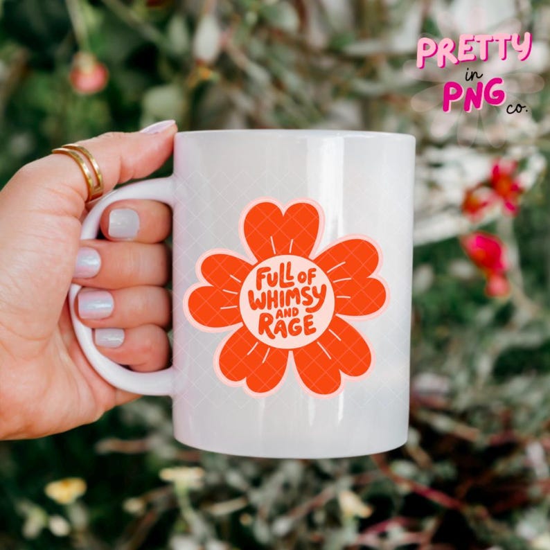 Może przedstawiać: Biały ceramiczny kubek z pomarańczowym wzorem kwiatowym i napisem "Full of Whimsy and Rage". Kubek ma zakrzywiony uchwyt. Tło to rozmyta mieszanka zielonych i czerwonych kwiat&oacute;w.